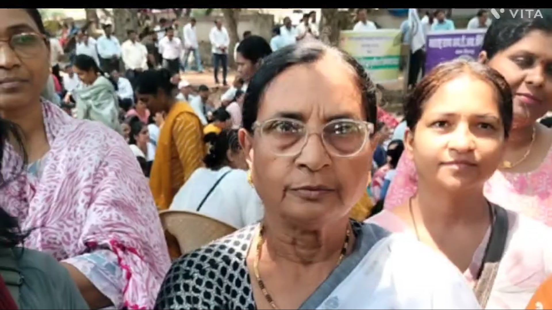 मुंबई में बातचीत फेल होणे पर सरकारी कर्मचारी और टीचरोंने हडताल तेज करणे का फैसला लीया।