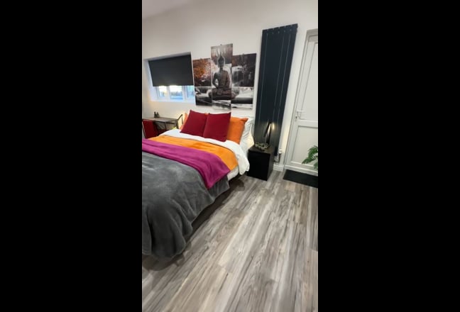 Double Bedroom with En-suite- All bills included Main Photo