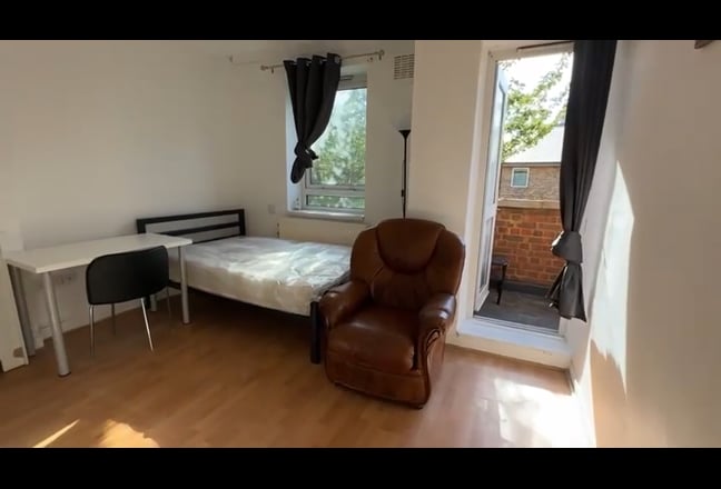 Large Room with Private Balcony@ Aldgate / Whitech Main Photo