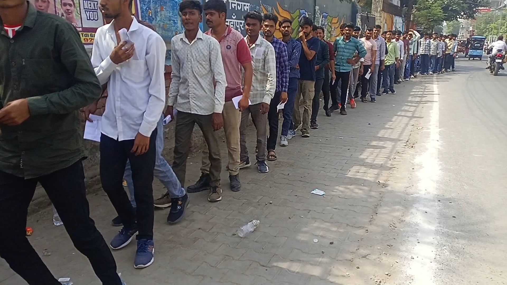 शाहजहांपुर में होमगार्ड परीक्षा देने आए विद्यार्थियों की लगी लंबी लाइन
