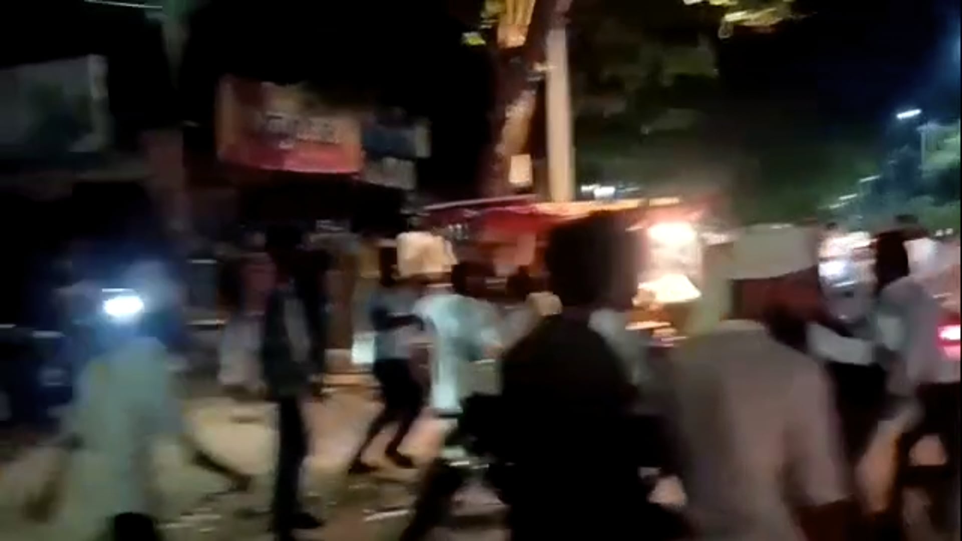 लातूर शहरातील जुना रेणापूर नाका येथे तुफान हाणामारी,हाणामारीचे कारण अस्पष्ट