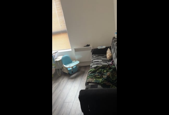 A room to let in a 2 bedroom Main Photo