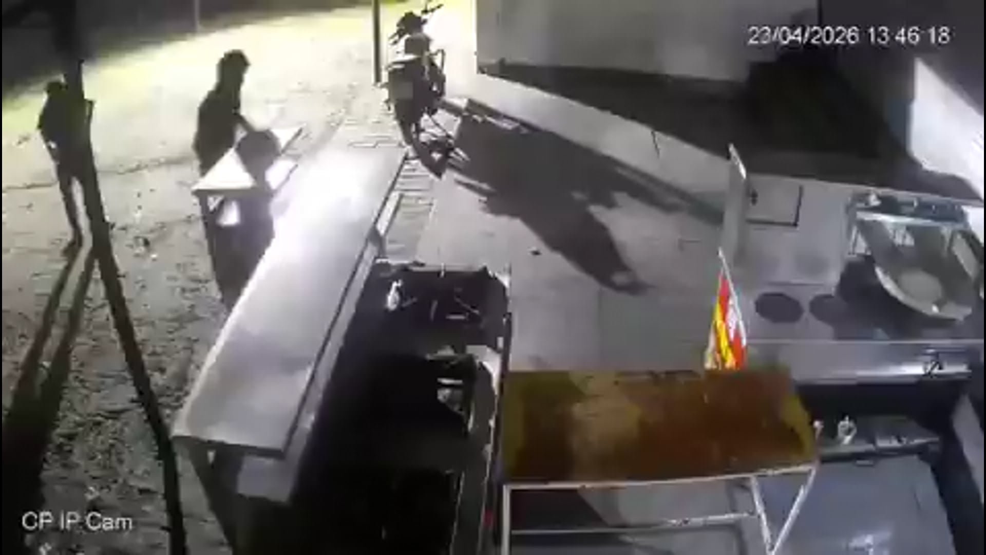 ➡️.....बाराबंकी- मामूली विवाद के बाद कुछ युवकों द्वारा मिठाई की दुकान में आगजनी का मामला सामने आया है, गोलगप्पे खाने के बाद एक्स्ट्रा पपड़ी मांगने को लेकर दुकानदार से कहासुनी हुई थी, जिसके बाद आरोपियों ने रात में दुकान के बाहर रखे स्टील काउंटर पर पेट्रोल छिड़ककर आग लगा दी, पूरी घटना सीसीटीवी में कैद हो गई है