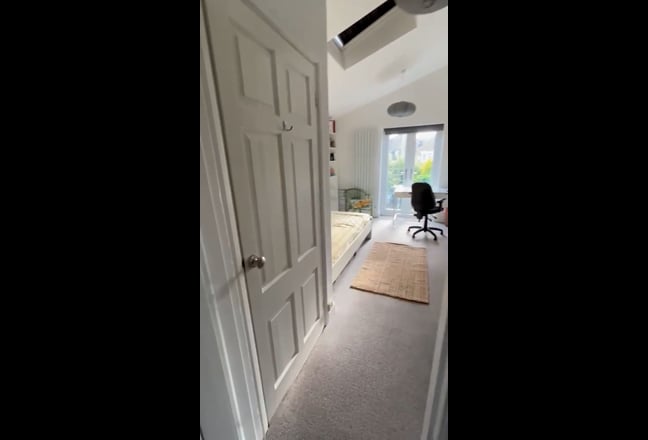 Spacious room in E3 with roof terrace Main Photo