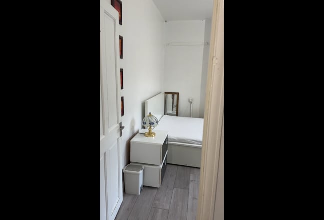 Amazing Large double bedroom for female only  Main Photo