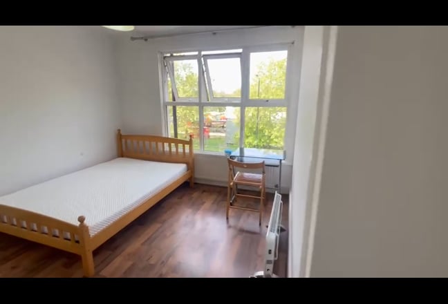 Inc Some Bills. Double Room Near Mile End Station. Main Photo