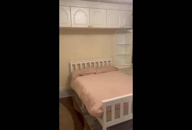 Furnished large double room WiFi and bills include Main Photo