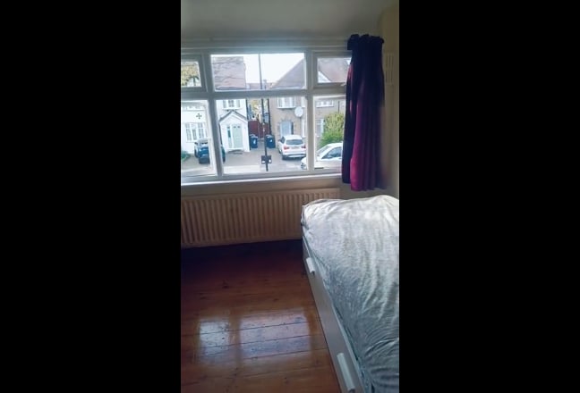 Bedsit with Kitchen,Cheap,Overlooks Trees,GreatT&L Main Photo