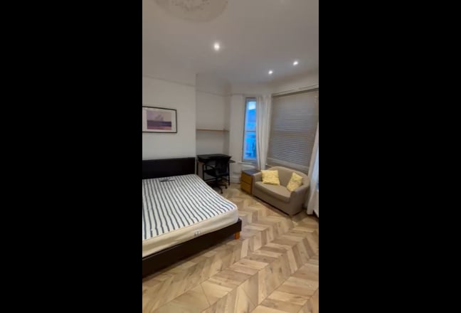  * Victorian Ensuite, Clapham Junction * Main Photo