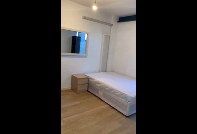 3 Bedroom Flat + Living Room - 5 Mins Stratford Main Photo