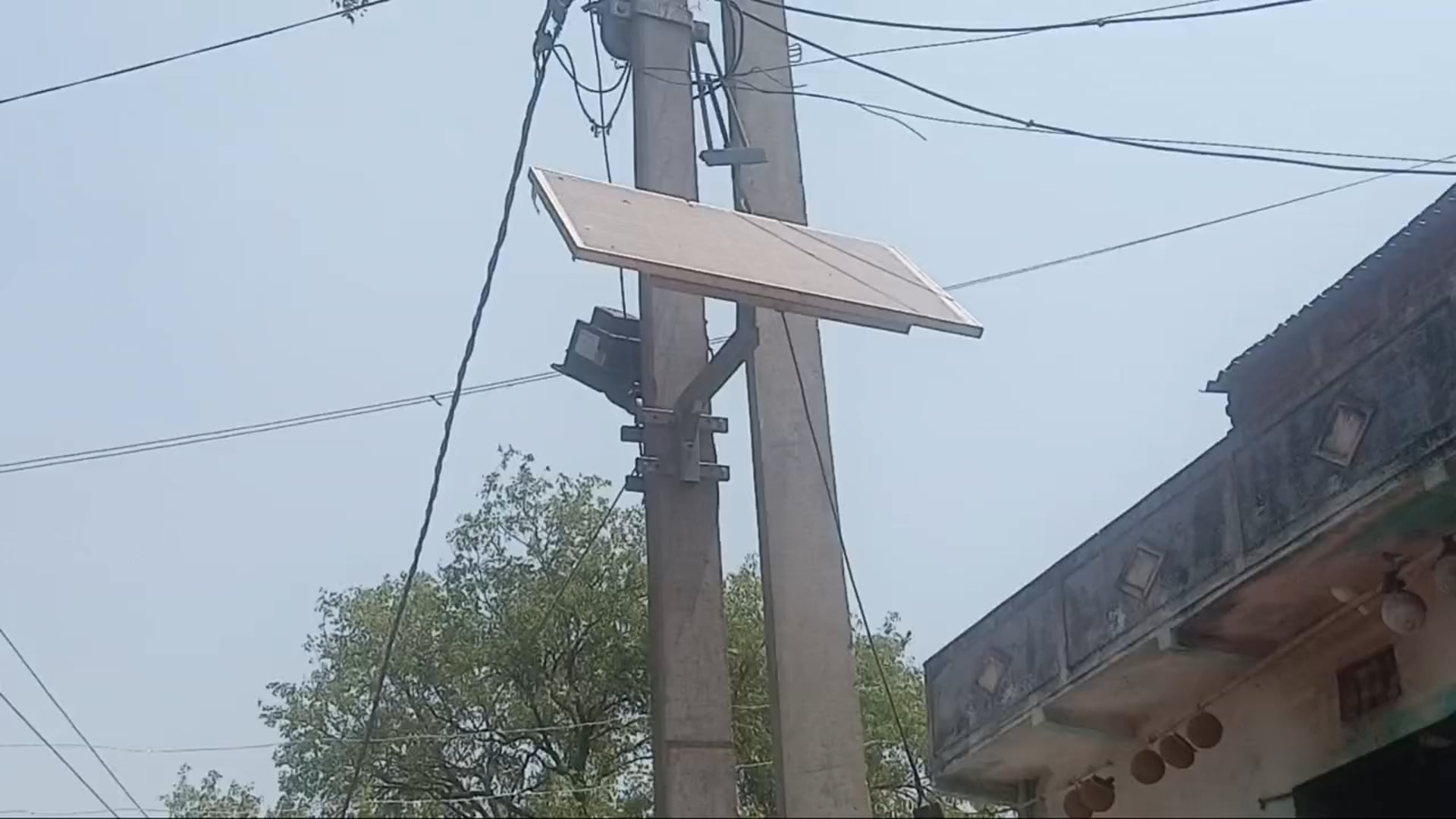 सोलर लाइट लगने के बाद भी नहीं हो रही रोशनी, लोगों में आक्रोश