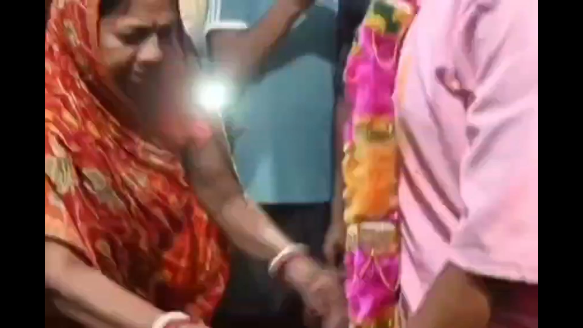 तालाब किनारे पकड़ा गया प्यार, जनसभा ने सुनाया फरमान! तुरंत रचाए फेरे