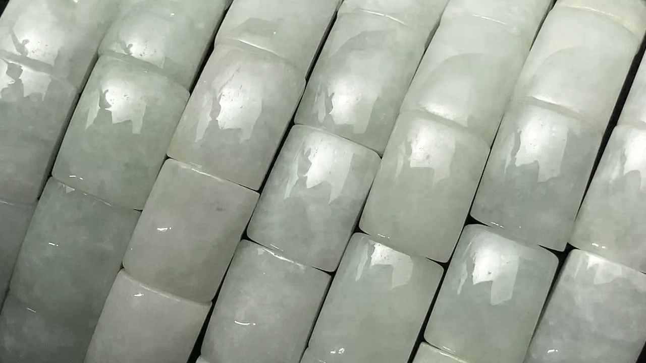 動画】ビルマ翡翠(ジェイダイト)AAA- 2つ穴レクタングル15×11×6mm 1連