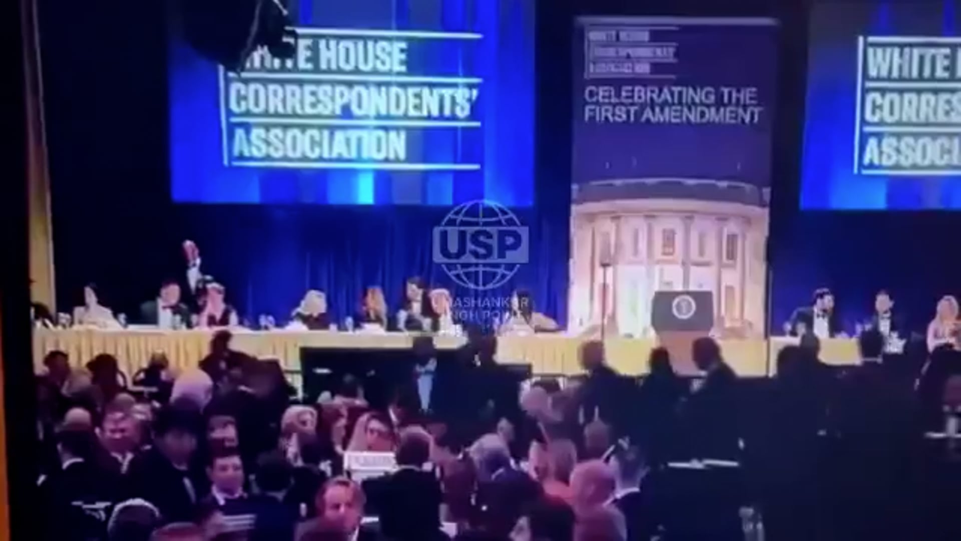 ➡️बड़ी ख़बर ⬅️
व्हाइट हाउस कॉरेस्पॉडेंट्स डिनर में जब गोली चली
उस समय की अफ़रातफ़री का माहौल जवाब
 व्हाइट हाउस कॉरेस्पोंडेंट्स डिनर के दौरान गोलियां चलीं। यहाँ अमेरिकी प्रेसिडेंट डोनाल्ड ट्रंप और वाइस प्रेसिडेंट जेडी वेंस दोनों मौजूद थे। 
ट्रंप को तुरंत सीक्रेट सर्विस एजेंट्स ने सुरक्षा घेरा दिया और वहाँ से निकाल लिया