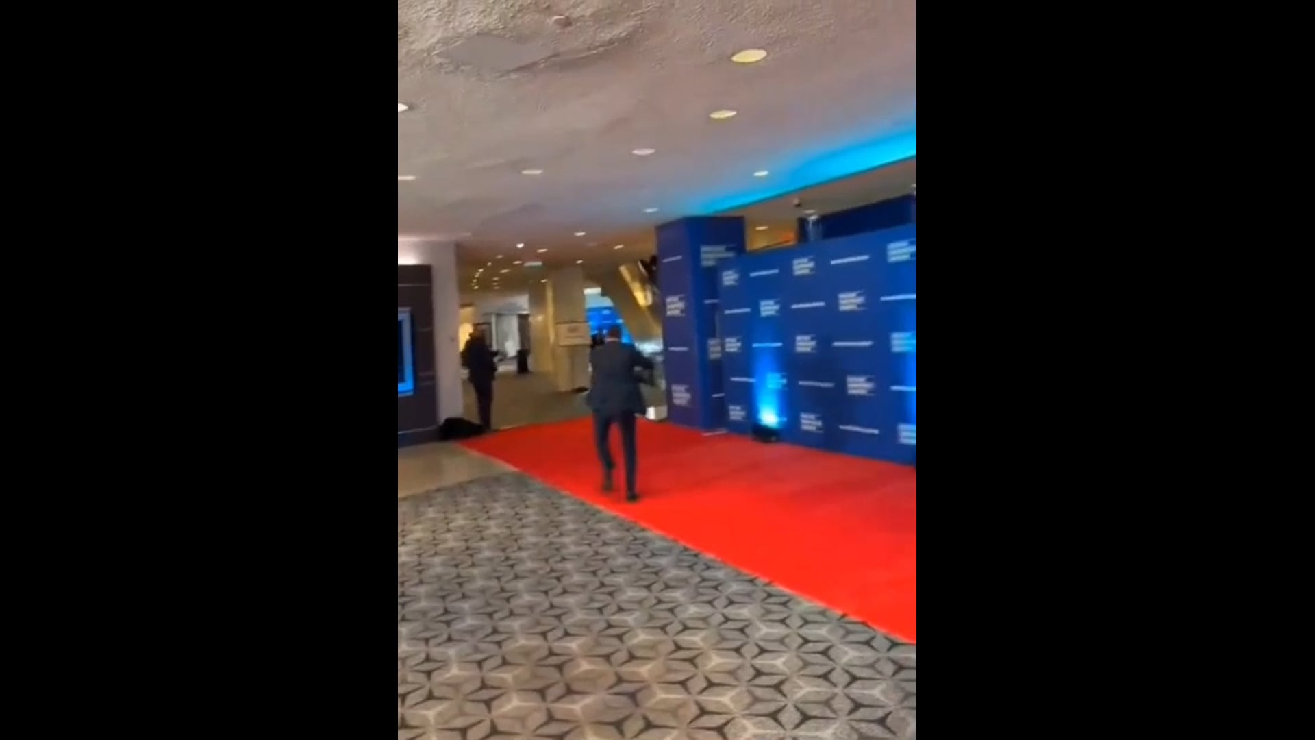 ➡️......व्हाइट हाउस डिनर में फायरिंग के बाद सुरक्षा कर्मियों के एक्शन का एक और वीडियो ...
ऐसा लग रहा है जैसे किसी फिल्म की शूटिंग चल रही।