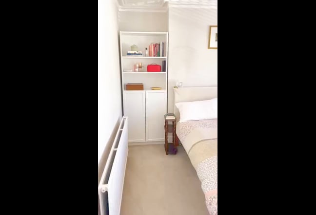 Primary bedroom available in friendly houseshare Main Photo