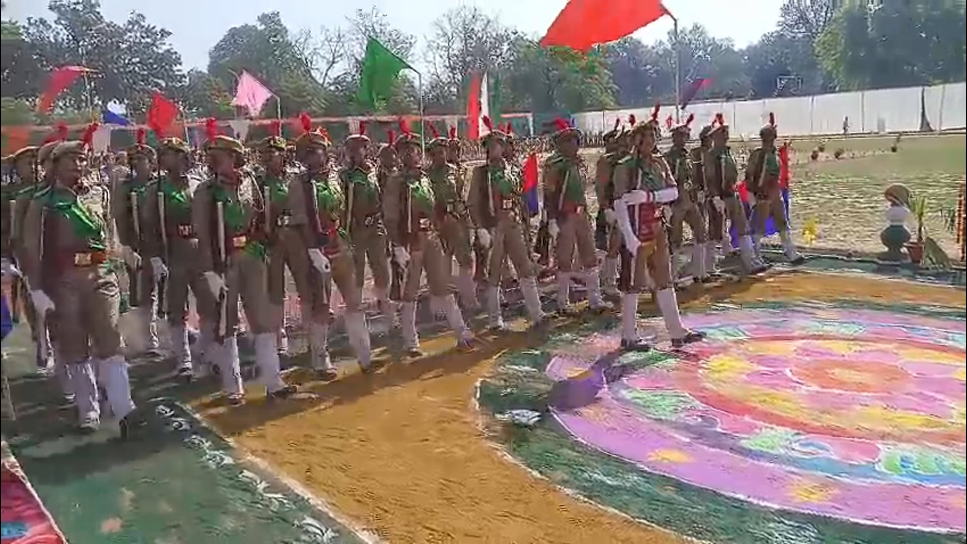 डीएम का सम्मान, एसपी ने भेंट किया प्रतीक चिन्ह