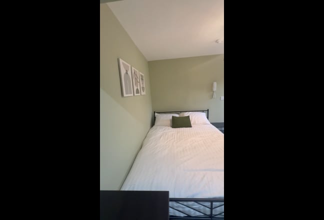 Double Room, Ensuite. NO DEPOSIT! Hospital  Main Photo