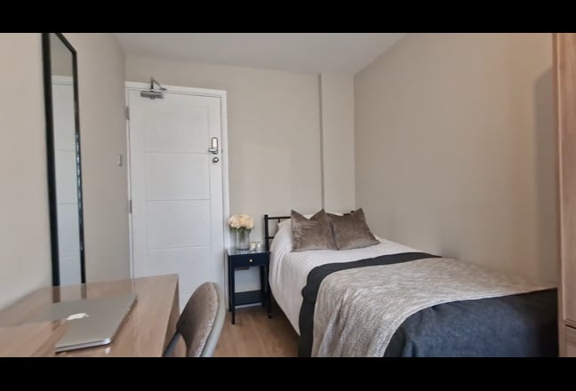 Single Room-Own Bathroom-Close to Train Station Main Photo