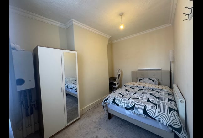 Cozy Room  | 2-Person Home | Old Swan | Bills Inc Main Photo