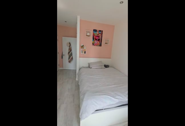 En suite bedroom with walk in dressing Main Photo