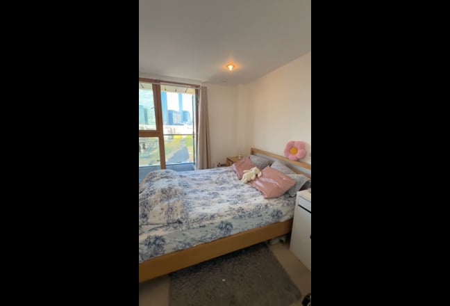 Ensuite Double Room – Canary Wharf View Main Photo