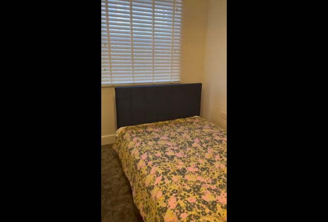 Single Room With ensuite Washroom  Main Photo