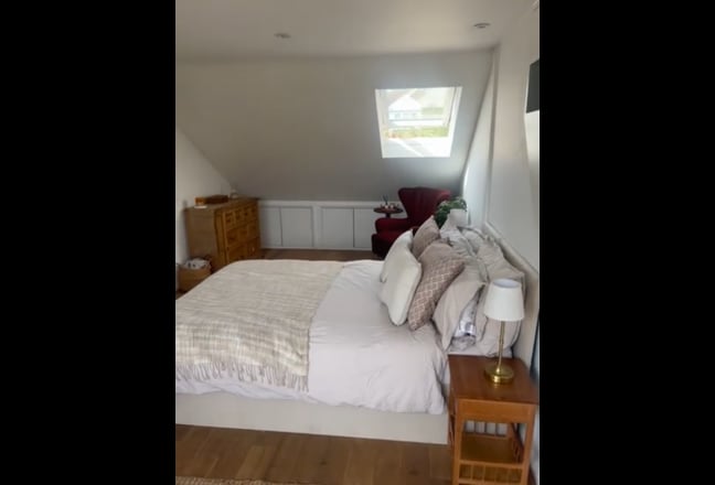 Spacious en-suite room with private floor Main Photo