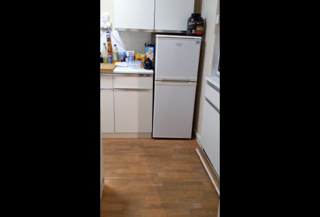 V Large room with balcony ( 5 m × 4 m ) Main Photo