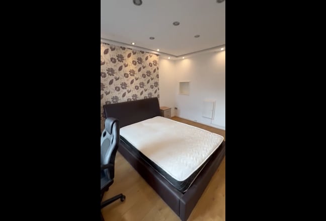 Private Balcony & All Bills INCL Prime location  Main Photo