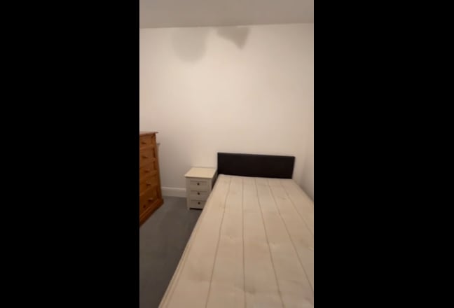 Large Double room Central Guildford bills included Main Photo