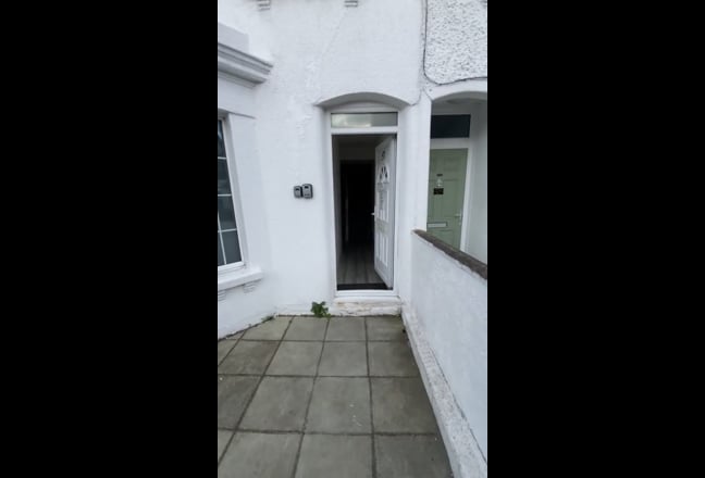 Ensuite Room in Stunning 6-Bed Flatshare – SE18  Main Photo