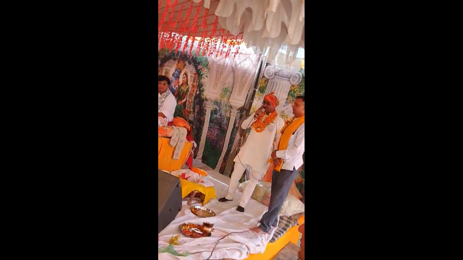 गोवर्धन तहसील के गांव खामनी में श्रीमद भागवत कथा में पहुंचकर सपा नेता गोल्डी भैया ने की सहभागिता 