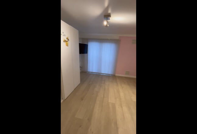 Studio flat free parking gas boiler Main Photo