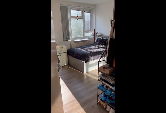 Huge bedroom(5m by 4m) with balcony  Main Photo