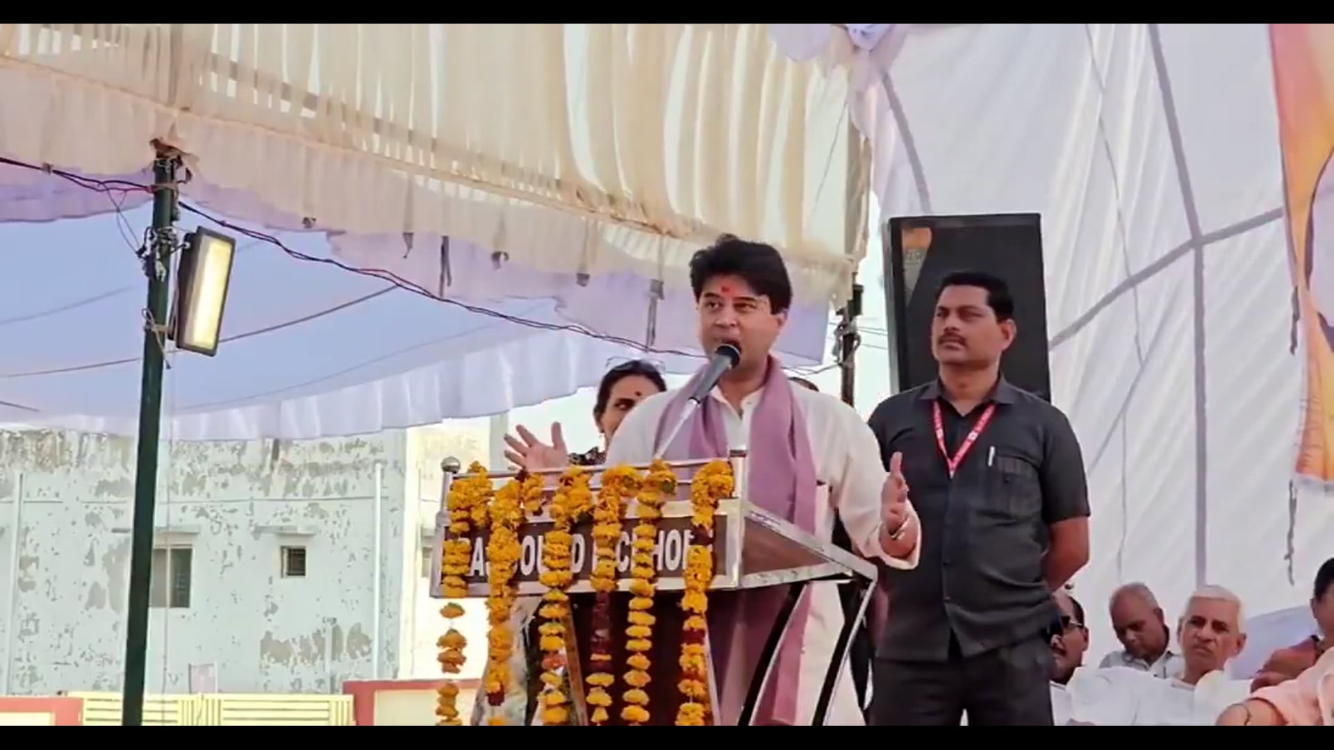 ➡️....संचार मंत्री की जेब में प्याज़ !
“न तो मेरी गाड़ी में AC चलता है और ना ही मैं AC के वातावरण में रहता हूँ… मैं तो जेब में प्याज़ लेकर चलता हूँ… जून के महीने 51 डिग्री भी गर्मी हो तो सिर पर पगड़ी बांधो और जेब में प्याज़ रख निकल जाओ कुछ नहीं होगा…”
संचार मंत्री अपनी जनसभा में गर्मी से बचने की पुरानी विधि बताते हुए