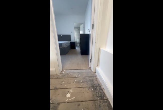 One en-suite room -8 Windsor Rd-L138BD Main Photo