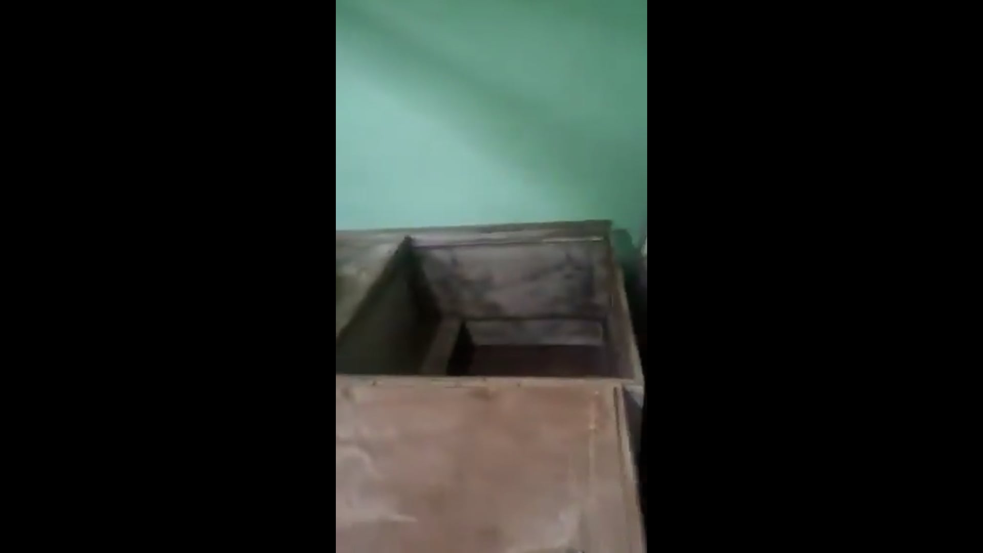 ➡️......बेड के नीचे तहखाना, तहखाने में असलहा फैक्टरी-
मेरठ में डबल बेड के नीचे छिपी अवैध असलहा फैक्ट्री का खुलासा हुआ, पुलिस ने छापा मारकर तहखाने से भारी मात्रा में बने और अधबने हथियार बरामद किए
मौके से 11 लोगों को गिरफ्तार किया गया जबकि 10 आरोपी फरार हैं, पुलिस अब हथियारों की सप्लाई नेटवर्क और खरीददारों की जांच में जुटी है