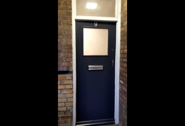 V Large room with balcony ( 5 m × 4 m ) Main Photo