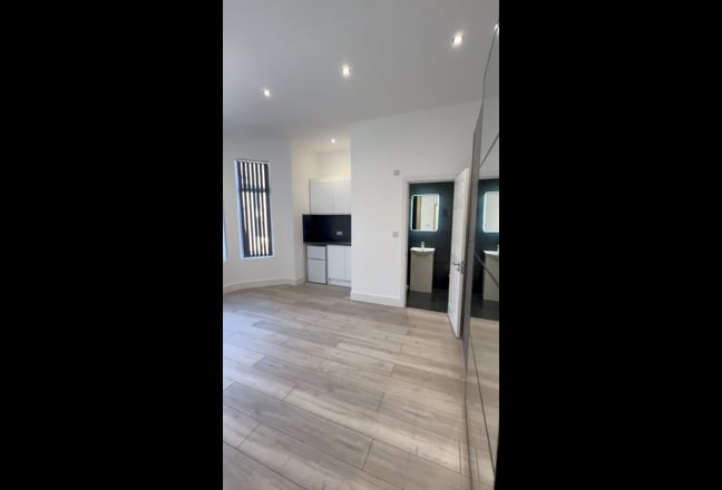 Modern studio, bills included, fully furnished, L9 Main Photo