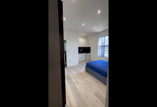 Modern studio in L9, bills included Main Photo