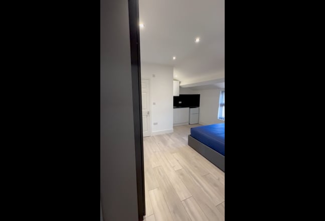 Modern studio room in L9, bills included,furnished Main Photo