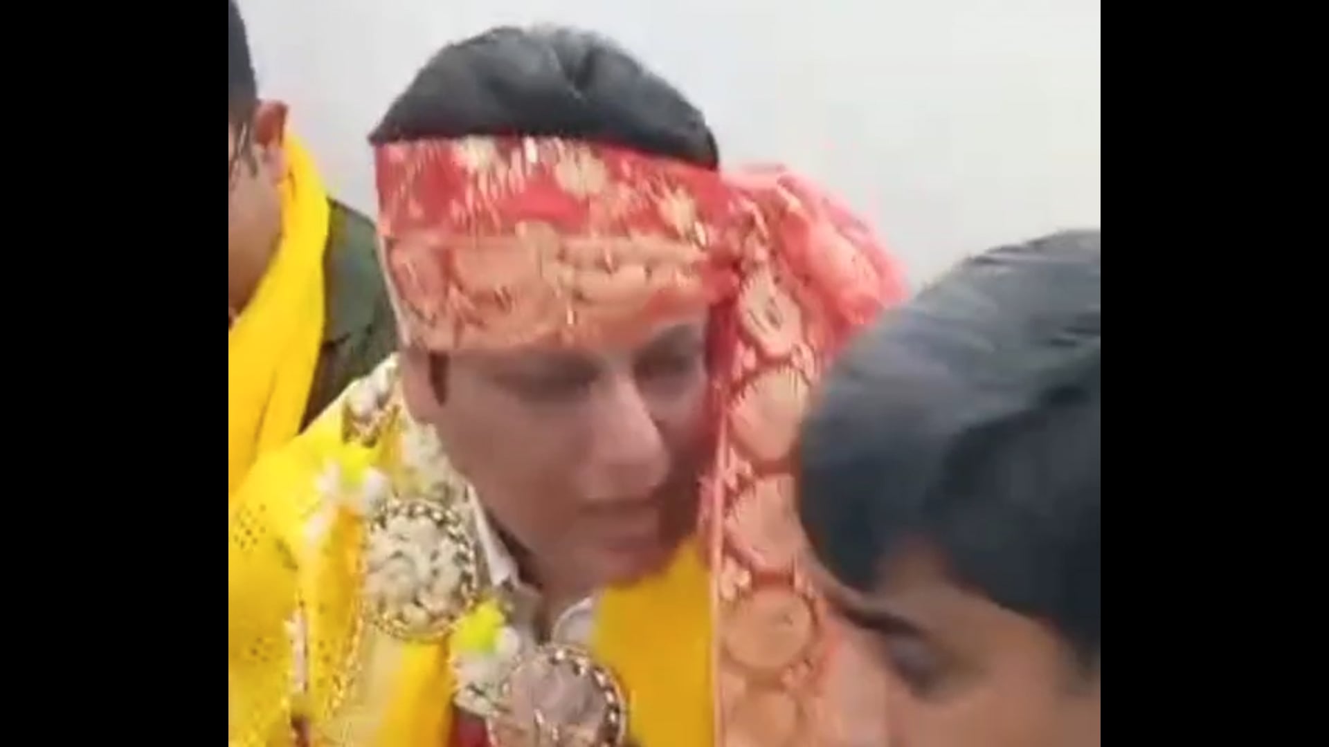 MANT-मंदिर में दर्शन के बीच अचानक बढ़ी भीड़, जब पहुंचे बॉलीवुड के ‘हीरो नंबर 1’”