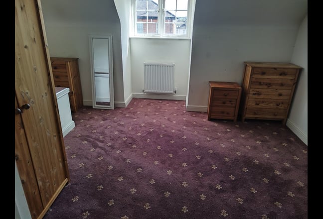 Extra-large en-suite master bedroom  available Main Photo