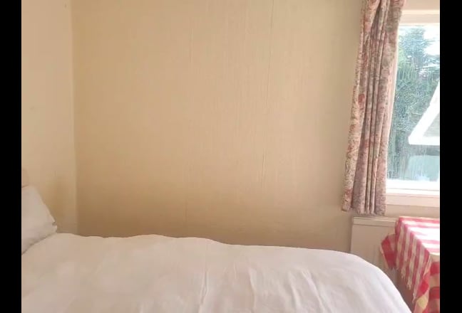 A double bed room in a Glasgow West End villa Main Photo