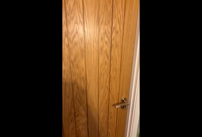 Modern Room + Driveway Parking – Elizabeth Line Main Photo