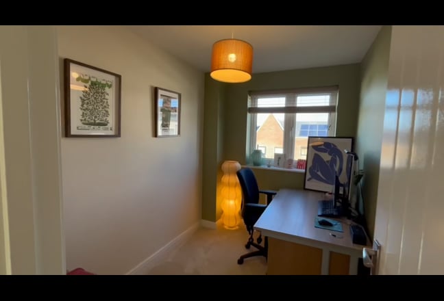 Double room, bathroom & office (Female-preferred) Main Photo