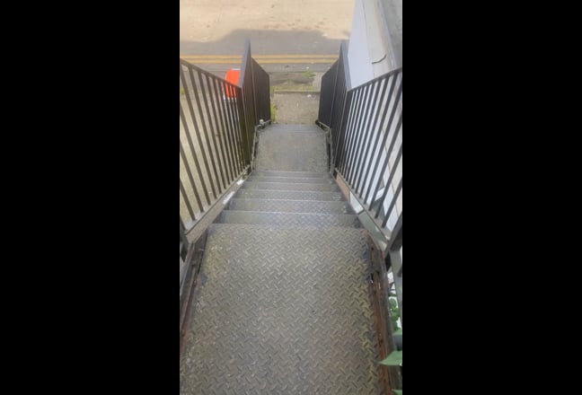 Bright quiet room + huge storage in Hendon Central Main Photo