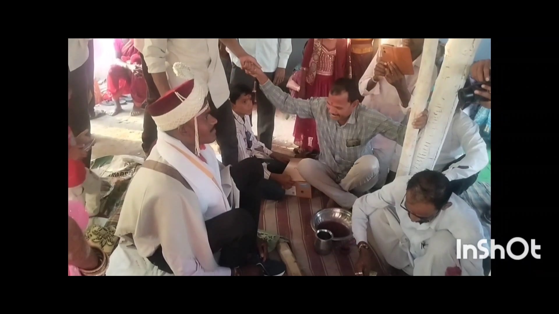 चामोर्शी ता, मौ वेलतुर रीट येथील नितेश धिवरु गेडेकर यांच्या हळदीचा कार्यक्रम आई-वडिलांच्या व गावकऱ्यांच्या आनंद पार पडल 