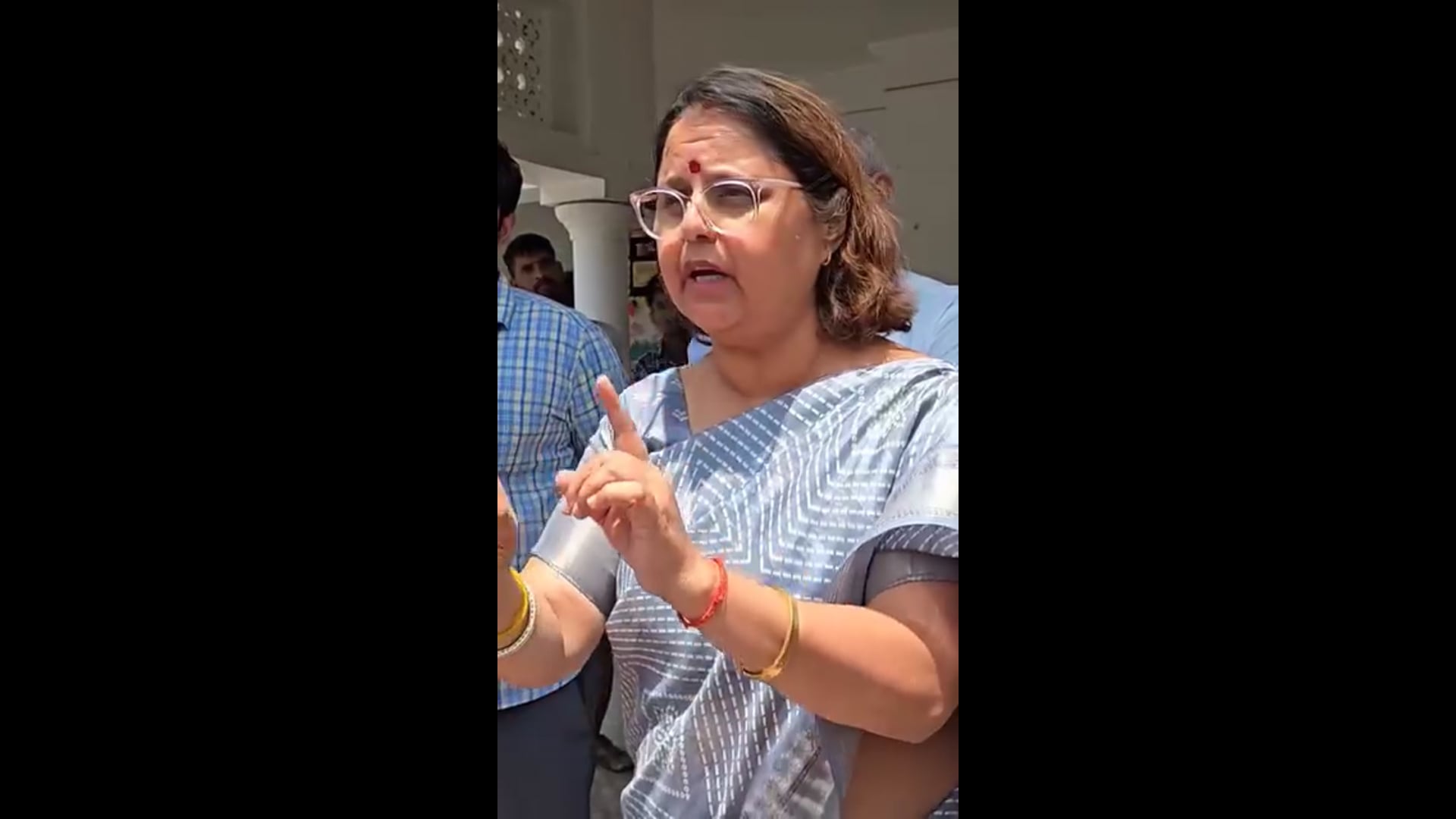 ➡️.....अभिभावकों की बेइज्जती करने वाली हरदोई सन बीम स्कूल की ये घंमडी शिक्षक अब माफी मांग रही है हटा दिया गया इन्हे,